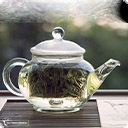 Белый чай Свое название белый чай получил из-за серебристых ворсинок на почках на тыльной стороне листьев, сохраняющихся после обработки. Другие виды чаев в процессе скручивания и ферментации теряют эти нежные ворсинки. Основная идея белого чая — сохранить чайный лист в том виде, в котором он растѐт на ...